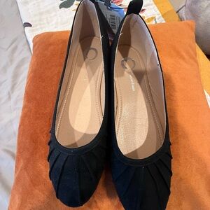 Journee Collection Black Pleated Flats